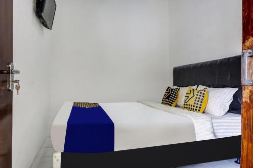 Postel nebo postele na pokoji v ubytování OYO 90928 Wisma Asri Putra Syariah