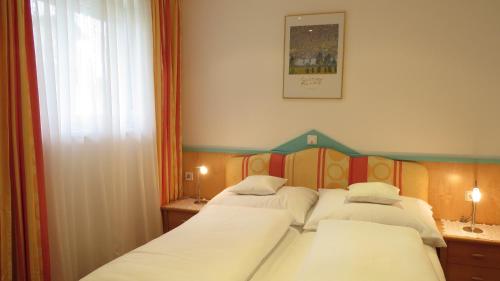 sypialnia z 2 łóżkami i oknem w obiekcie Apartement Maria Trost w Grazu