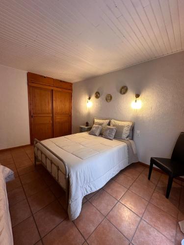 Saint-Laurent-de-CerdansにあるMaison de village en pierreのギャラリーの写真