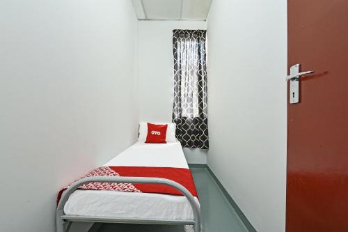 Postel nebo postele na pokoji v ubytování SPOT ON 90500 Sri Rampai Metro Hostel
