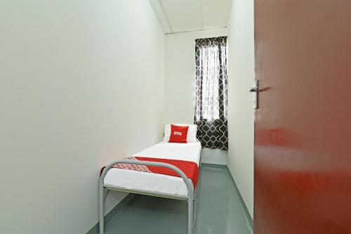Postel nebo postele na pokoji v ubytování SPOT ON 90500 Sri Rampai Metro Hostel