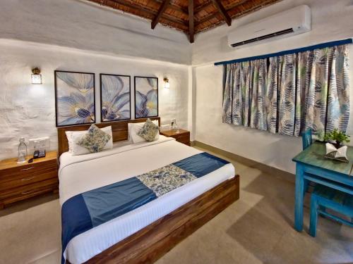 a bedroom with a bed and a desk in it at Tathastu Pench in Khawāsa