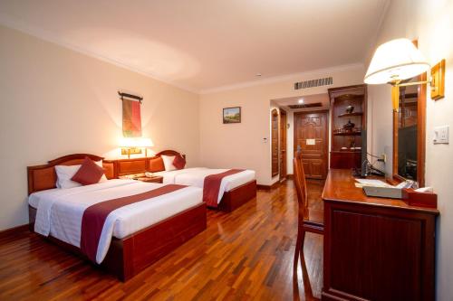 Postel nebo postele na pokoji v ubytování Khemara Angkor Hotel & Spa