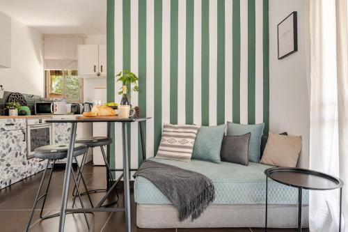 een woonkamer met een bank in een keuken bij Cozy Givat Ada Countryside Stay in Giv‘at ‘Ada