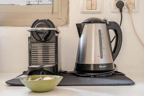 een waterkoker op een stand naast een blender bij Cozy Givat Ada Countryside Stay in Giv‘at ‘Ada