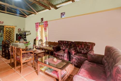 Гостиная зона в OYO Homes 91118 Homesstay Desa Wisata Budo Near Desa Wisata Budo