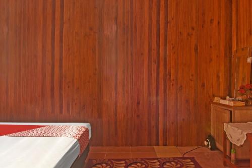Кровать или кровати в номере OYO Homes 91118 Homesstay Desa Wisata Budo Near Desa Wisata Budo