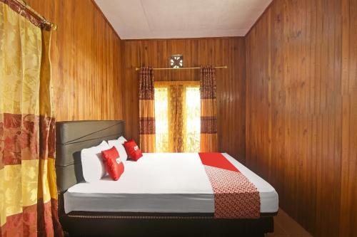 Кровать или кровати в номере OYO Homes 91118 Homesstay Desa Wisata Budo Near Desa Wisata Budo