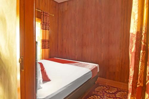 Кровать или кровати в номере OYO Homes 91118 Homesstay Desa Wisata Budo Near Desa Wisata Budo