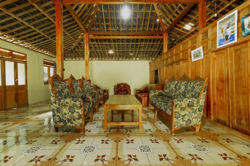 a room with chairs and a table in a room at OYO Homes 91154 Desa Wisata Wayang Manyaran Wonogiri in Wonogiri