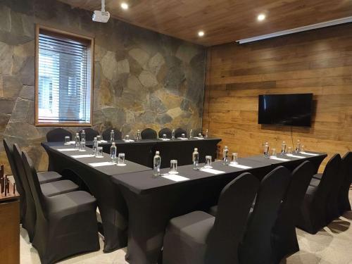 una sala de conferencias con una mesa larga y sillas en Radisson Hotel Puerto Varas, en Puerto Varas