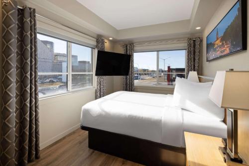 Postel nebo postele na pokoji v ubytování Baymont by Wyndham West Edmonton