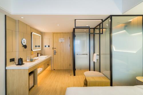 Koupelna v ubytování VyLuk Wei Lai Hotel Beijing Shijingshan District Hotel 蔚徠酒店 北京石景山万达广场首钢园八宝山地铁站店