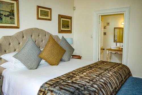 Katil atau katil-katil dalam bilik di Carmichael House Boutique Hotel