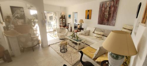 un salon avec un canapé et une table dans l'établissement Villa Bastide provençale Saint Raphaël Valescure, à Saint-Raphaël