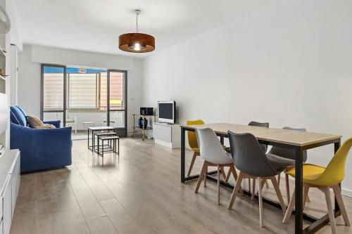 une cuisine et une salle à manger avec une table et des chaises dans l'établissement Centre ville, parking, 2 min gare, à Saint-Raphaël