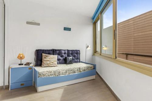 une chambre avec un lit et une grande fenêtre dans l'établissement Centre ville, parking, 2 min gare, à Saint-Raphaël