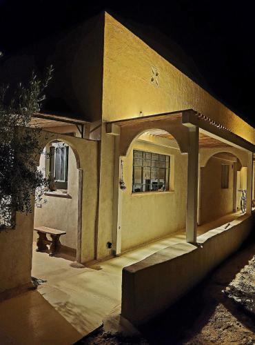 an outside view of a building at night at בקתה וטבילה במדבר in H̱aẕeva