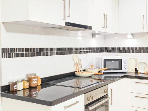 Dapur atau dapur kecil di Surf Villa Bangsaray