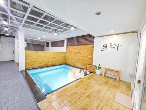 Kolam renang di atau dekat dengan Surf Villa Bangsaray