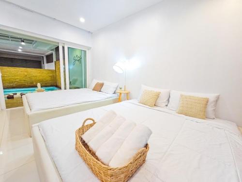 Katil atau katil-katil dalam bilik di Surf Villa Bangsaray