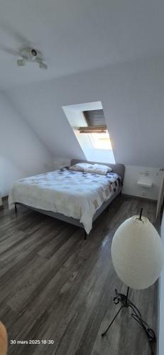 une chambre avec un lit et une chaise dedans dans l'établissement Relaxant chambre à Île de Nantes, à Nantes