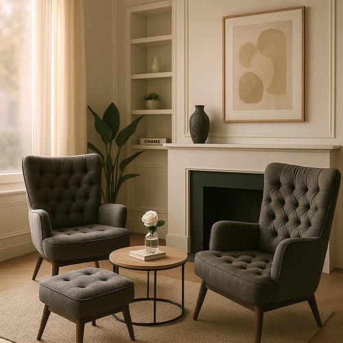 - deux chaises et une table dans le salon avec cheminée dans l'établissement MAYA Appartements & Suites, à Cosne Cours sur Loire