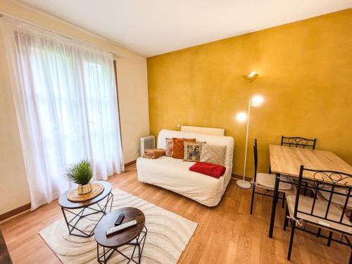 Photo de la galerie de l'établissement Duplex de charme près du golf, wifi et parking, à Bellême