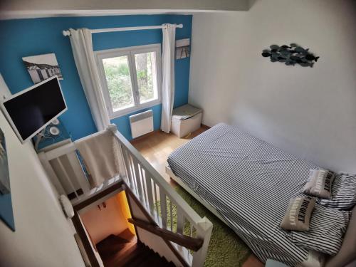 - une petite chambre avec un lit et un lit bébé dans l'établissement Cabane de la Glisse, à Lacanau