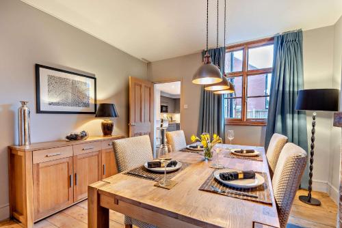 a dining room with a wooden table and chairs at Shrewsbury Townhouse - Free Parking in Shrewsbury