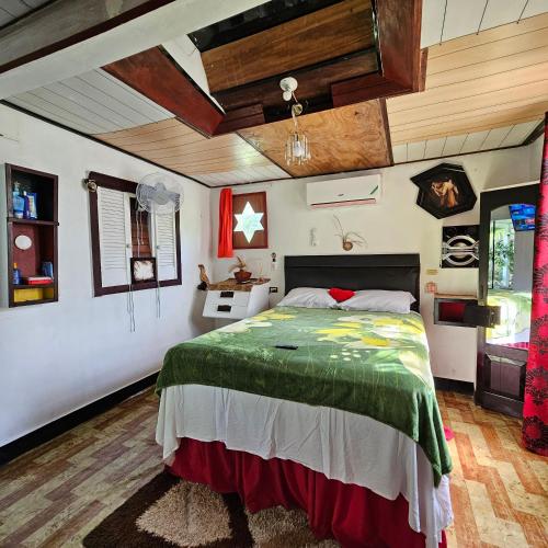 Postel nebo postele na pokoji v ubytování Doc home style cabin