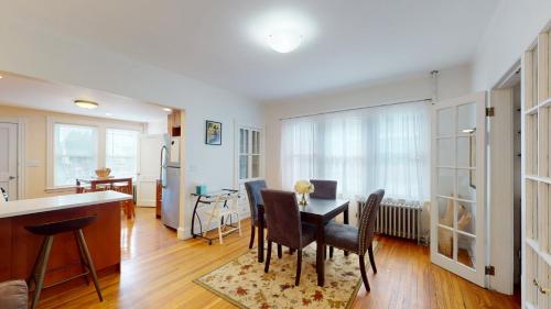Χώρος καθιστικού στο Huge 2 Bed, 2 Baths, Harvard, Porter Davis Sq