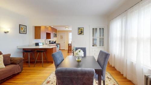 Η κουζίνα ή μικρή κουζίνα στο Huge 2 Bed, 2 Baths, Harvard, Porter Davis Sq