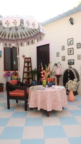 un soggiorno con tavolo e ombrellone di The Studio Terrace by The Siras Haveli a Jaipur