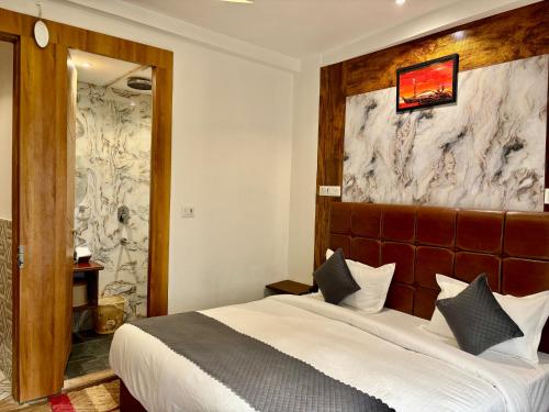 Una cama o camas en una habitación de Check inn homes