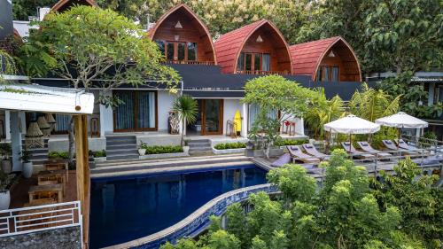 una imagen de un resort con piscina en Bagus Ink Surf Camp, en Uluwatu