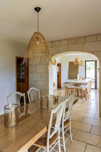 une cuisine et une salle à manger avec une table et des chaises dans l'établissement Maison style mas « le rougadou », à Noves