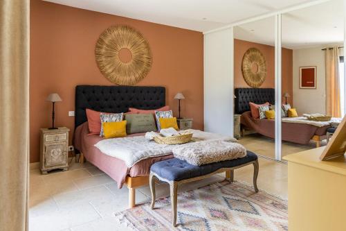 une chambre avec un lit et un miroir dans l'établissement Maison style mas « le rougadou », à Noves