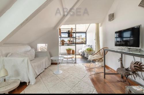 Antibes City Center Cozy Top floor Apartment Air Conditioning 1 Bedroom