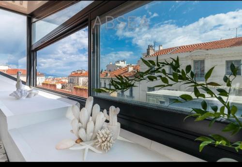 Antibes City Center Cozy Top floor Apartment Air Conditioning 1 Bedroom