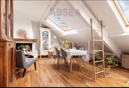 une salle à manger avec une table et des chaises blanches dans l'établissement Antibes centre dernier étage, à Antibes