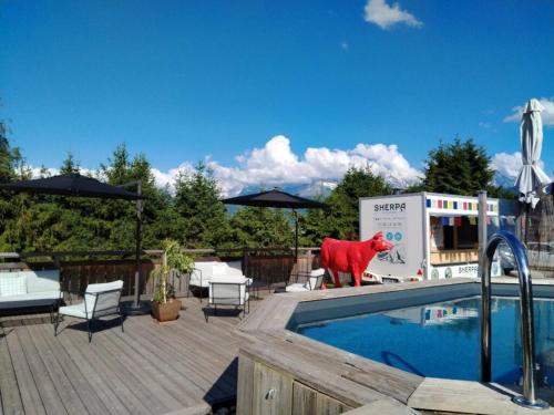 Bazén v ubytování Chalet Les Rhodos nebo v jeho okolí