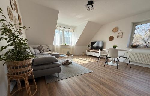 a living room with a couch and a tv at FeWo Hygge Hennstedt in Hennstedt