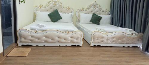 two beds sitting next to each other in a room at Thảo Nguyên Hotel in Kinh Dinh