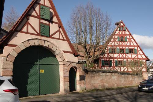 a building with a green door and a wall at Hotel und Gasthof Ritter St. Georg in Erlangen