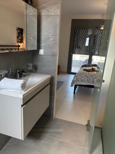 アテネにあるKallitheas Maison with Shared Poolの部屋に洗面台とテーブルがあるバスルーム