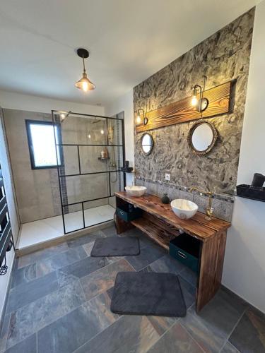 a bathroom with two sinks and a shower at Superbe pavillon 4 chambres - parking privé - Grande Terrasse au calme - limoges in Limoges