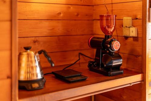 a kitchen counter with a blender and a kettle at 珈琲好きのための和モダン貸切一軒家 in Iwaki