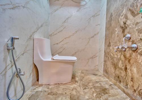 Un baño de Vihani's Western Clouds Ooty by VOYE HOMES