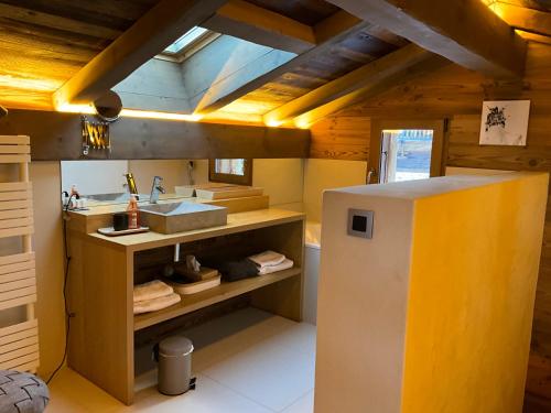 une cuisine avec un évier et un réfrigérateur dans l'établissement Chalet andreanna, à La Clusaz